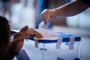 Cómo la IA está minando las democracias y cómo protegerlas mejor
