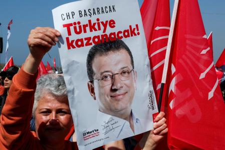 Condenado a un año y ocho meses el alcalde de Estambul y principal opositor a Erdogan