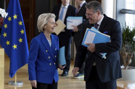 La presidenta de la Comisión Europea, Ursula von der Leyen y el comisario europeo de Comercio, Maros Sefcovic