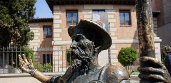 Una estatua de Don Quijote frente al Museo Casa Natal de Cervantes, a 20 de mayo de 2023, en Alcalá de Henares, Madrid (España). La ciudad de Alcalá de Henares fue incluida en la Lista del Patrimonio de la Humanidad de la Unesco el día 2 de diciembre de 1998, en el marco de la 22ª sesión del Comité del Patrimonio Mundial celebrado en la localidad japonesa de Kioto, con la denominación de ‘Universidad y recinto histórico de Alcalá de Henares’.