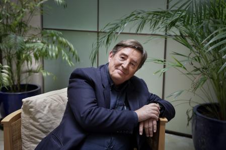 Luís García Montero tras la entrevista con 'La Vanguardia'