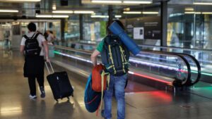 El equipaje de mano encarece 56 euros el precio del billete en las aerolíneas ‘low cost’