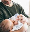 Un padre da el biberón a su bebé