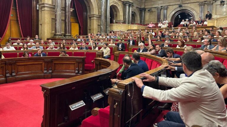 El Parlament vuelve a instar al Gobierno a vetar la opa del BBVA al Sabadell