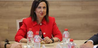 SALAMANCA, 10/07/2025.- La ministra de Defensa Margarita Robles, asiste a una reunión mientras visita visita el Regimiento de Especialidades de Ingenieros nº 11 (REI 11) de Salamanca para exponer las acciones realizadas durante la operación de apoyo a inundaciones por la DANA, las capacidades de la unidad y presidir la imposición de la medalla conmemorativa de las operaciones. EFE/ JM García