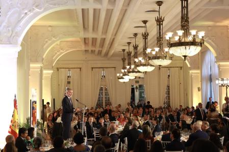 El Rey, durante su intervención, ante los participantes en el Foro España-EE.UU, en la sala del Casino del Sardinero