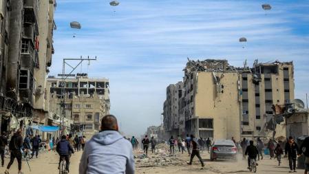 España lanzará este viernes a Gaza 12 toneladas de comida en paracaídas