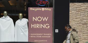 Un anuncio de empleo en una tienda en Chicago, en una foto de archivo