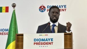 Francia pone fin a más de 60 años de presencia militar en Senegal