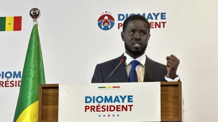 Francia pone fin a más de 60 años de presencia militar en Senegal