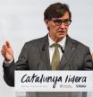 El president Salvador Illa inicia este viernes una gira por China para consolidar la relación estratégica de Catalunya con el gigante asiático en el plano económico e institucional. Se trata del segundo viaje del líder del Executiu fuera de Europa con el objetivo de captar inversiones, tras desplazarse a finales de mayo Japón y Corea del Sur con esa misma intención. China es un mercado muy importante para Catalunya a nivel económico y turístico. El 7% de los proyectos de inversión captados el año pasado –según Acció– provienen de este país y de los 680.000 viajeros que visitaron España, más de la mitad aterrizó en Barcelona y la tendencia va a más. De hecho, el aeropuerto de El Prat dispondrá a partir de septiembre de cinco conexiones directas con diferentes ciudades chinas. Illa ya explicó el pasado miércoles en el Parlament que su objetivo es “estrechar lazos” con el país asiático a “largo plazo”. Un camino que, pese a las críticas recibidas por parte de EE.UU., también ha explorado el presidente del Gobierno, Pedro Sánchez, en su última visita el pasado mes de abril, cuando se reunió con el presidente chino, Xi Jingping.