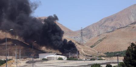 Humo sale de una refinería al noroeste de Teherán tras un bombardeo israelí