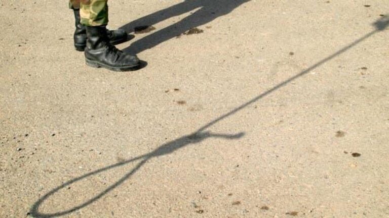 Irán ejecuta en público a un hombre condenado por violar y asesinar a una niña de seis años