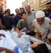 El hermano y el abuelo de Saraj Ibrahim, un niño palestino muerto, llorando ante su cadáver