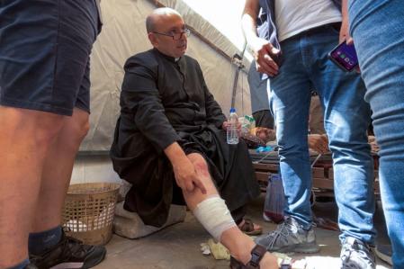 Israel mata a tres palestinos en un ataque a la única iglesia católica de Gaza