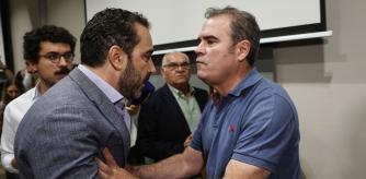 FOTODELDIA MADRID (ESPAÑA), 04/06/2025.- El empresario Víctor de Aldama (i), investigado en el caso Koldo, se encara con el empresario Javier Pérez Dolset (d) tras su aparición este miércoles en la comparecencia ante la prensa de la militante del PSOE Leire Díez en la que ha asegurado que 