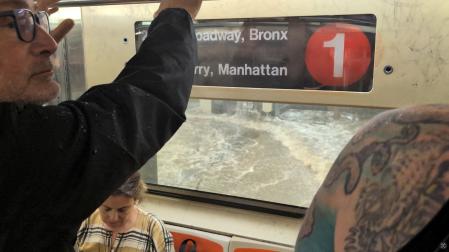 Las lluvias torrenciales en Nueva York inundan el metro y cancelan 1.200 vuelos