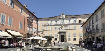 La plaza de la Libertad, corazón de Castel Gandolfo, a 20 km de Roma