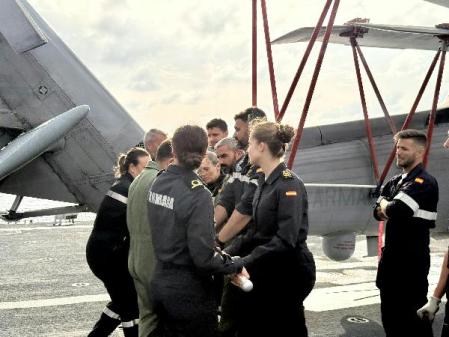 La princesa, junto a otros compañeros, participa en el desplegado de helicóptero embarcado para operaciones de vuelo