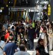 Pasajeros esperan en la entrada de la Terminal 4 de Barajas durante el colapso por falta de personal, a 2 de julio de 2025, en Madrid (España). Según fuentes consultadas por Europa Press, esta congestión se viene dando ya desde hace unos días, pero hoy ha alcanzado el pico máximo con retrasos de hasta 60 minutos, lo que ha provocado que algunos pasajeros lleguen a perder su vuelo.