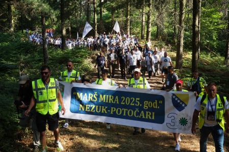 Miles de personas inician una marcha por la paz en Bosnia en recuerdo de la matanza de Srebrenica