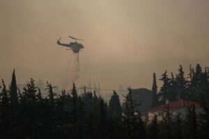 Ordenan evacuación de más de 5.000 personas de las afueras de Atenas por un gran incendio