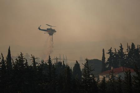Ordenan evacuación de más de 5.000 personas de las afueras de Atenas por un gran incendio