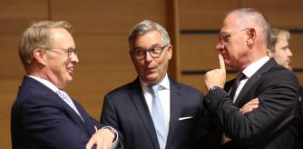 LUXEMBOURG (Luxembourg), 13/06/2025.- Executive Director of Frontex Hans Leijtens (L), European Commissioner for Internal Affairs and Migration Magnus Brunner (C) and Austrian Interior Minister Gerhard Karner (R), at the start of the European home affairs ministers council in Luxembourg City, Luxembourg, 13 June 2025. Ministers will exchange views, in light of the Commission's State of Schengen report, on the priorities for the Schengen area for the next twelve months. This discussion will be based on a presidency note proposing priority areas together with operational actions, for endorsement by the Council. As 40 years have passed since the signing of the Schengen Agreement, ministers will approve a Schengen Declaration. (Luxemburgo, Luxemburgo) EFE/EPA/OLIVIER HOSLET