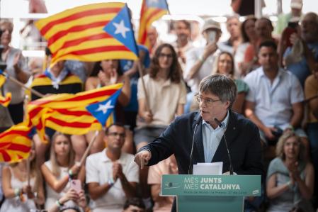PRATS DE MOLLÒ I LA PRESTA (FRANCIA), 27/07/2025.- El expresidente de la Generalitat Carles Puigdemont participa en el acto con motivo del quinto aniversario de la fundación de Junts per Catalunya como partido este domingo, en Prats de Molló (Francia). EFE/ David Borrat