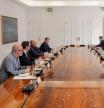 MADRID, 02/04/2025.- El presidente del Gobierno, Pedro Sánchez (3d), durante su reunión con los presidentes de la CEOE y Cepyme, Antonio Garamendi (2i) y Gerardo Cuerva, y los secretarios generales de CCOO y UGT, Unai Sordo (i) y Pepe Álvarez (3i), este miércoles en La Moncloa, en Madrid. Al encuentro, donde se analizará la coyuntura geopolítica actual, acuden también la vicepresidenta segunda y ministra de Trabajo y Economía Social, Yolanda Díaz; el ministro de Industria y Turismo, Jordi Hereu; el ministro de Agricultura, Pesca y Alimentación, Luis Planas, y el ministro de Economía, Comercio y Empresa, Carlos Cuerpo. EFE/ Borja Sanchez-trillo
