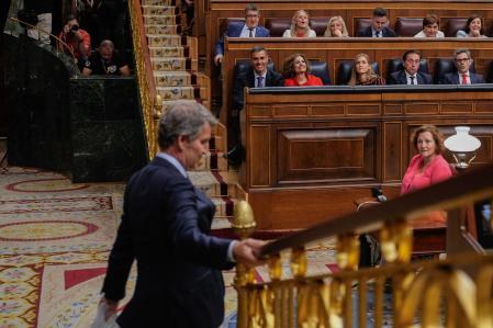 MADRID, 09/07/2025.- El presidente del PP, Alberto Núñez Feijóo (i), es observado por el presidente del Gobierno, Pedro Sánchez (2i), durante el pleno extraordinario este miércoles, en el Congreso de los Diputados en Madrid. EFE/ Borja Sanchez-Trillo