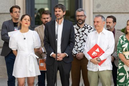 El ministro de Cultura, Ernest Urtasun, ofrece declaraciones a los medios tras la reunión de seguimiento del pacto del Gobierno de coalición entre PSOE y Sumar, en el Congreso de los Diputados, a 2 de julio de 2025, en Madrid (España). PSOE y Sumar se reúnen en el seno de la comisión de seguimiento del pacto del Gobierno de coalición entre PSOE y Sumar, cumbre que solicitó el socio minoritario de la coalición ante la crisis generada por el caso de presunta corrupción del 'exnúmero' tres de los socialistas Santos Cerdán. Esta cumbre se produce antes del Comité Federal del PSOE, que se celebra el próximo fin de semana.