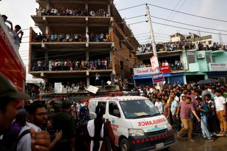 Un caza cae sobre una escuela en Bangladesh: 20 muertos y al menos 160 heridos
