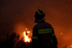 Un incendio obliga a evacuar a 5.000 personas en Creta