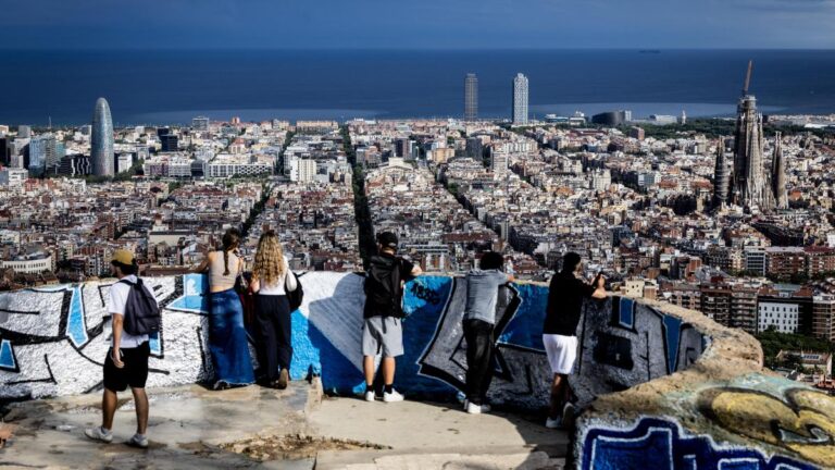 Un menor tirón turístico descuelga a Barcelona del crecimiento de Catalunya