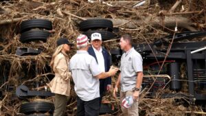 “Un río estrecho se convirtió en un monstruo”: Trump visita las zonas afectadas por la inundación en Texas
