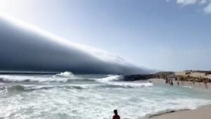 Un ‘tsunami de nubes’ cubre las playas de Portugal
