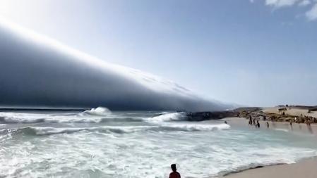 Un ‘tsunami de nubes’ cubre las playas de Portugal