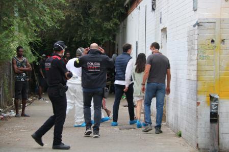 La policía mantiene la investigación abierta por el asesinato en el interior del B9 .