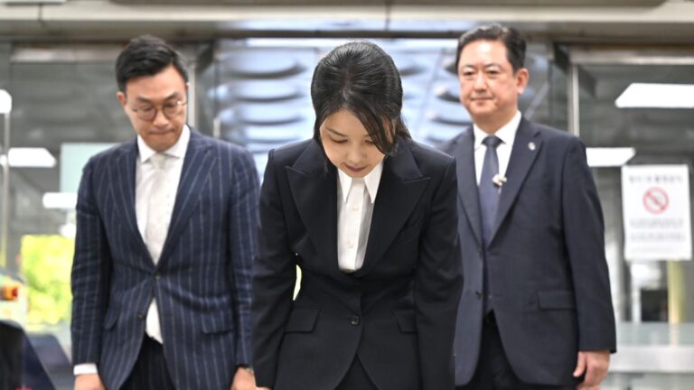 Detienen a la exprimera dama surcoreana, acusada de corrupción