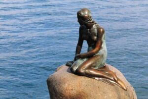 Dinamarca retirará una estatua de sirena acusada de “pornográfica” y “vulgar”