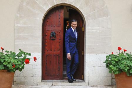 PALMA DE MALLORCA, 29/07/2025.- El presidente del Gobierno, Pedro Sánchez, tras una reunión con el rey Felipe VI este martes, en el Palacio de Marivent, en Palma de Mallorca. EFE/ Ballesteros