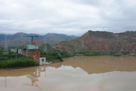 El desplome de un puente en construcción hunde en las aguas del río Amarillo a 16 obreros
