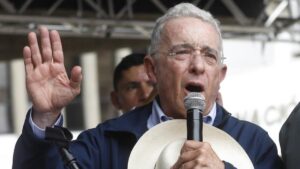 El expresidente colombiano Álvaro Uribe, condenado a 12 años de arresto domiciliario