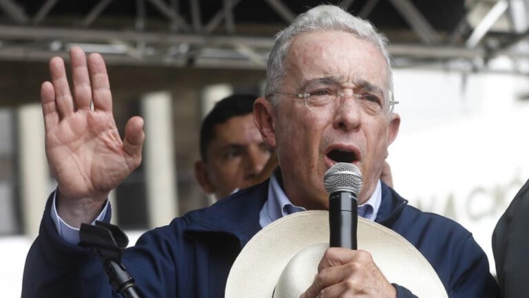 El expresidente colombiano Álvaro Uribe, condenado a 12 años de arresto domiciliario