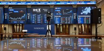 Paneles del IBEX 35, en el Palacio de la Bolsa de Madrid, a 7 de junio de 2024, en Madrid (España). El Consejo de Gobierno del Banco Central Europeo (BCE) ha bajado los tipos de interés en 25 puntos básicos, de forma que la tasa de referencia para sus operaciones de refinanciación se quedará en el 4,25%, la tasa de depósito bajará al 3,75% y la de facilidad de préstamo al 4,50%.