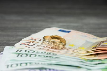 El impacto para el bolsillo de casarse o no