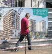 Anuncio de una promoción de viviendas en construcción en la Marina del Prat Vermell, en el distrito de Sants-Montjuïc