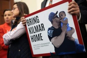 El salvadoreño Kilmar Abrego, deportado por error, es liberado de una cárcel en Estados Unidos