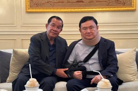 Hun Sen, que se fotografió con Thaksin Shinawatra en Bangkok en febrero del año pasado, dice ahora que el collarín y el yeso de este eran solo para la foto y que luego se los quitó. Media Tailandia tenía sospechas sobre las dolencias del magnate, que le evitaron la cárcel y que le mantuvieron en una planta exclusiva del Hospital de la Policía de Tailandia, cuerpo en el que empezó su carrera
